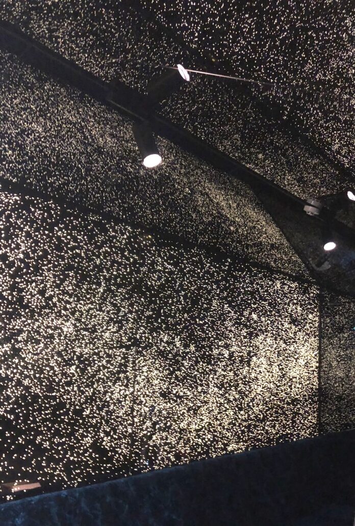 飲食店壁面銀抜きバック照明ミラー天井ミラー貼り（ガラスのみ）