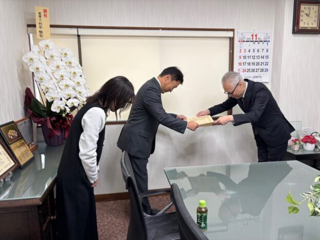 東住吉税務署より「優良申告法人」として表敬を受けました（9回目）の画像| ガラス・サッシの事なら大阪の株式会社山田硝子店へ