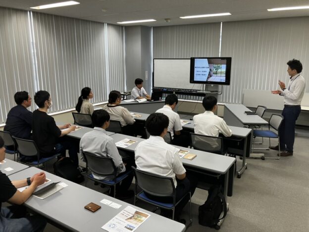 新入社員研修（三協アルミ社ショウルーム見学）の画像| ガラス・サッシの事なら大阪の株式会社山田硝子店へ
