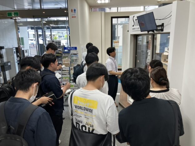 新入社員研修（三協アルミ社ショウルーム見学）の画像| ガラス・サッシの事なら大阪の株式会社山田硝子店へ