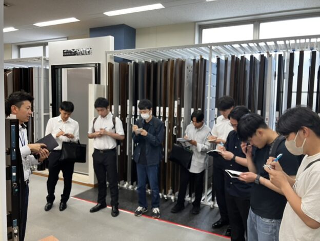 新入社員研修（三協アルミ社ショウルーム見学）の画像| ガラス・サッシの事なら大阪の株式会社山田硝子店へ